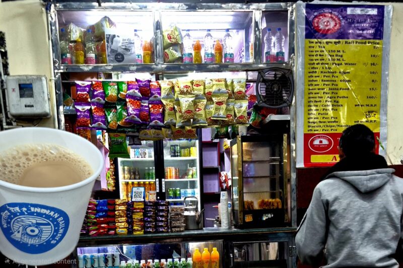 जयपुर रेलवे स्टेशन पर कैटरिंग का खुला खेल…रेट लिस्ट में ₹5 की चाय,यात्रियों से वसूले जा रहे ₹10