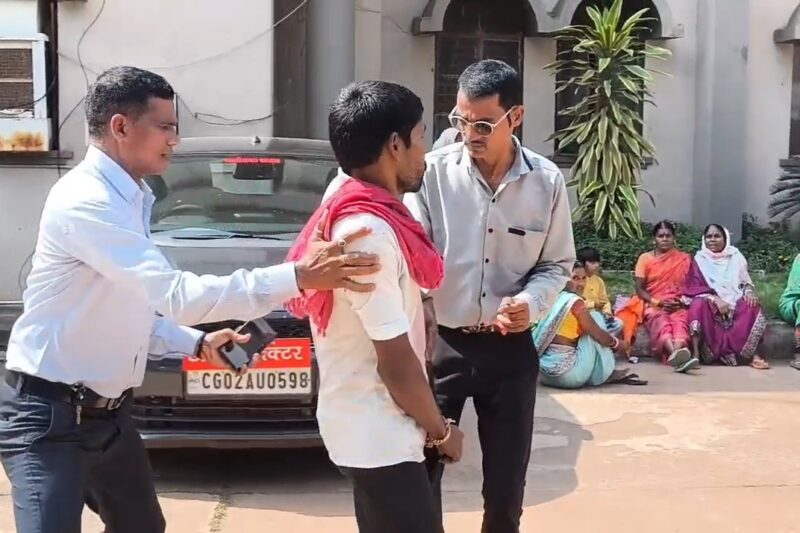 प्रशासनिक लापरवाही का विस्फोट – युवक ने खुद को जलाने की कोशिश की !