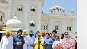 BJP's Tarun Chugh offers prayers at Delhi's Bangla Sahib as PM Modi becomes India's longest-serving elected PM