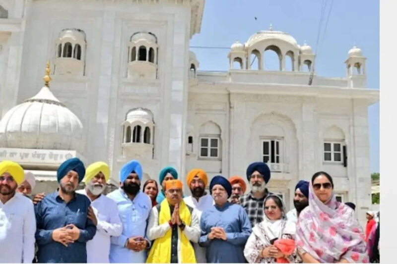 BJP's Tarun Chugh offers prayers at Delhi's Bangla Sahib as PM Modi becomes India's longest-serving elected PM