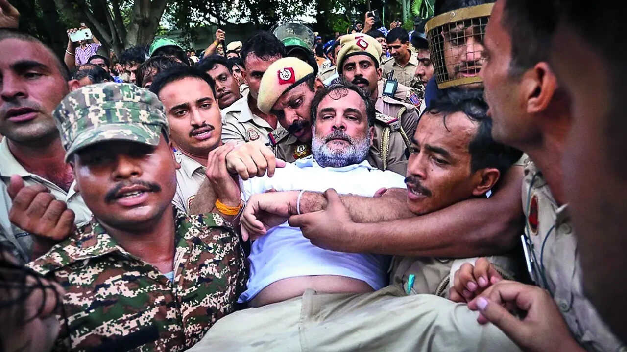 CJP back at Jantar Mantar, cops break Congress protest at PM house