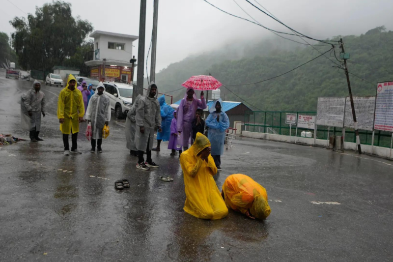 Pilgrimages to shrines in J&K stay suspended for 3rd day amid hostile weather