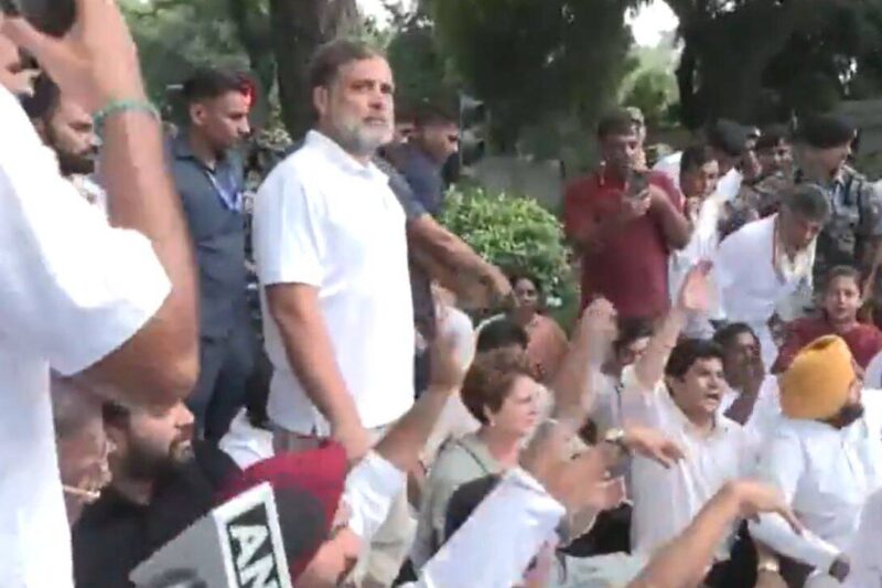 Students' stir: Rahul, Priyanka lead Congress protest outside PM Modi's residence; demand resignations