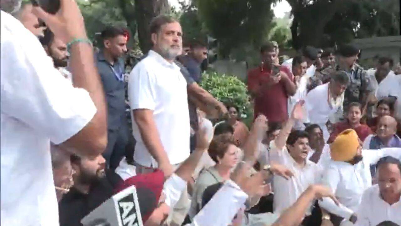 Students' stir: Rahul, Priyanka lead Congress protest outside PM Modi's residence; demand resignations